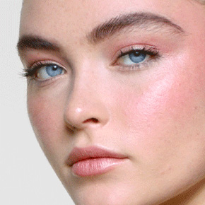 À glisser sous le blush pour en booster la luminosité et l’intensité. 